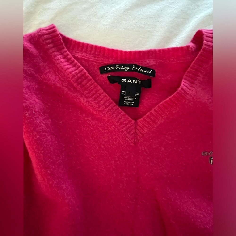 100% Geelong Lamb’s Wool Fuschia Gant Sweater Size L in a very good condition